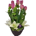 Arreglo floral elegante compuesto por 10 piezas de tulipanes holandeses y alstroemerias blancas colocadas en una base de cerámica color chocolate, haz tu pedido en Liliana online.