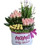 Impresionante Arreglo de tulipanes y rosas, con chocolates finos todo en bonitos tonos pastel en una base con el mensaje “Mamá eres única”. Este arreglo seguramente alegrará el día de cualquiera.
