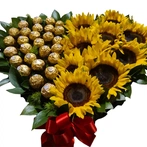 Arreglo floral con base en forma de corazón, con 32 chocolates y girasoles.