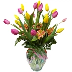 Bellísimo arreglo de flores compuesto de 20 tulipanes holandeses en color amarillo y color rosa acompañado de astromelias, follaje y listón de tela que forma un hermoso moño.