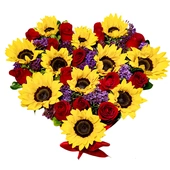 Hermosa caja de flores en forma de corazón compuesta por girasoles y rosas rojas, también las puedes complementar con un oso de peluche o cajita de chocolates. Haz tu envío de flores hoy mismo con florería Liliana online