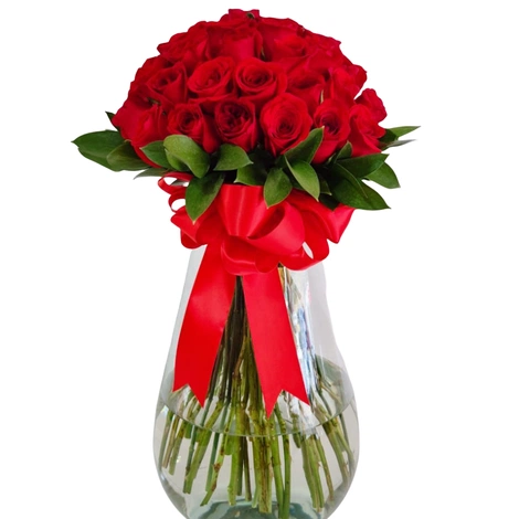 Bonito arreglo floral compuesto por 48 Rosas de invernadero en lindo florero de cristal con un moño rojo de tela.