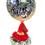 Arreglo floral de 18 rosas rojas, 8 chocolates en caja de madera y globo mediano de Felicidades Te Quiero