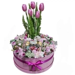 Hermosa caja de flores variadas con tulipanes y caja de chocolates Ferrero de 16 piezas.