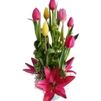 Arreglo de flores de 7 tulipanes con lilis en base de cerámica